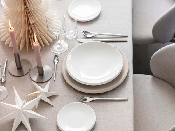 newmoon-plates-on-christmas-table.png